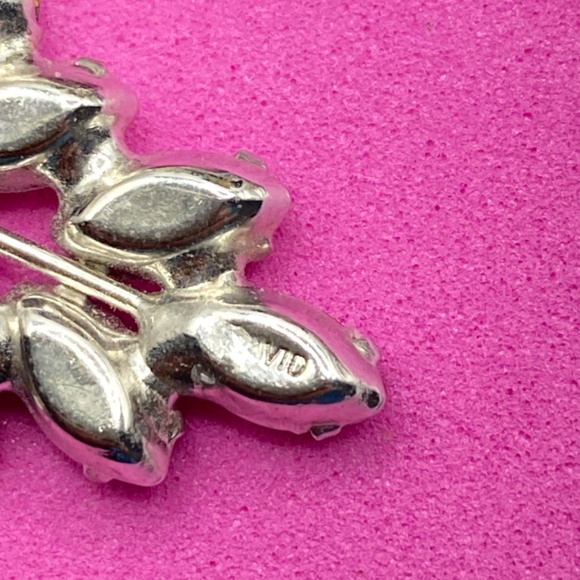 Vintage B. DAVID Crystal Rhinestone Maple Leaf Brooch - Picture 3 of 6